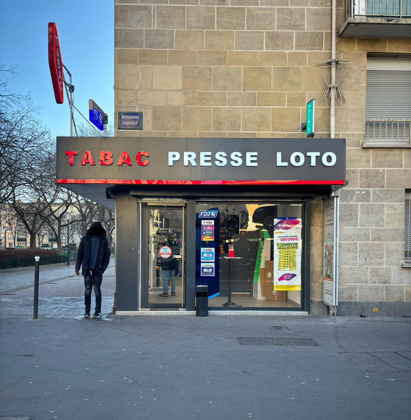 Rénovation vitrine tabac cassée .jpg